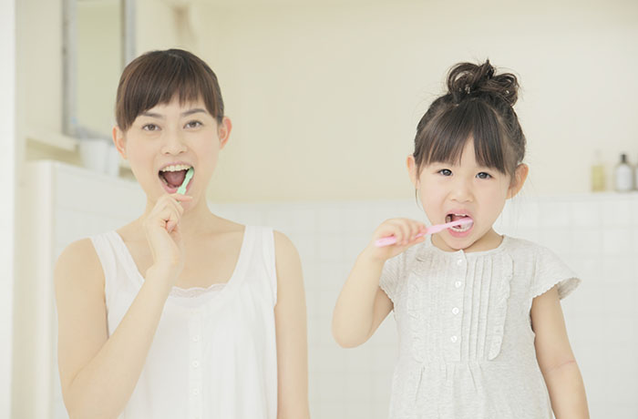 歯磨きをする女性と女の子